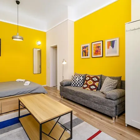 Apartment Stylish Yellow In The Heart Of Budapest