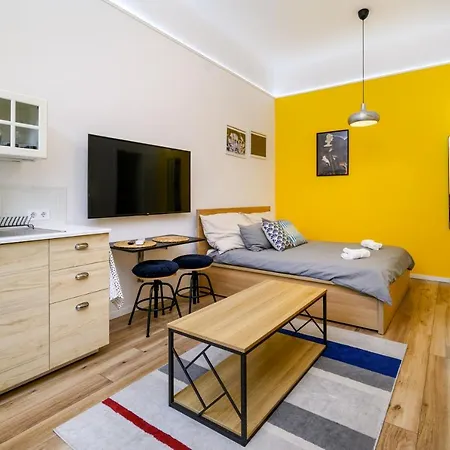 Apartment Stylish Yellow In The Heart Of Budapest