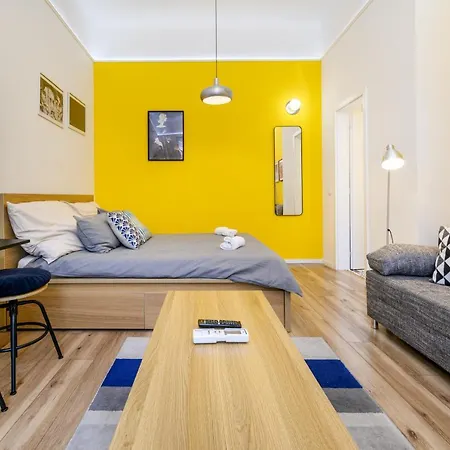 Apartment Stylish Yellow In The Heart Of Budapest