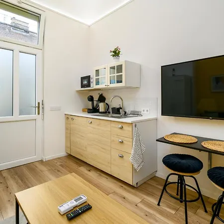 Apartment Stylish Yellow In The Heart Of Budapest